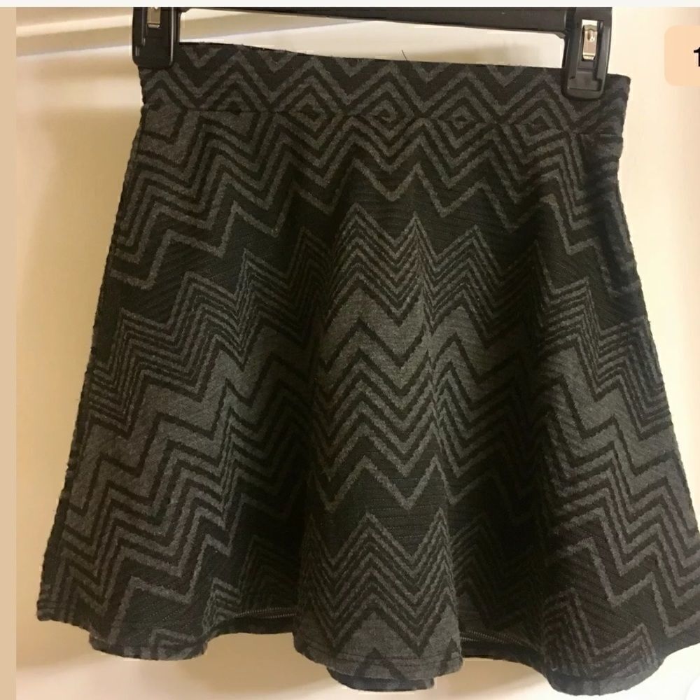 NWOT FULL TILT Black and Gray Zig Zag Skirt